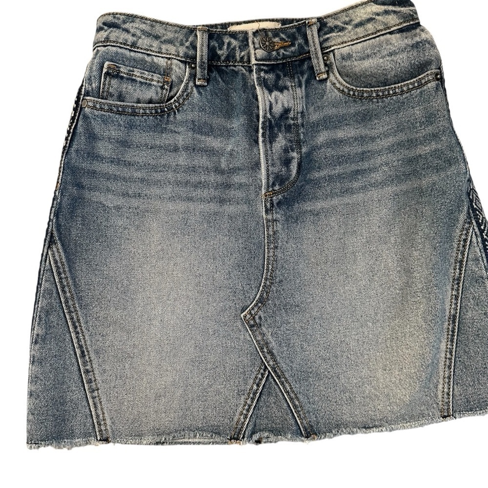 Driftwood Stef Women’s Light/Medium Wash Raw Hem Denim Skirt Sz W25 L 17.5 GUC
